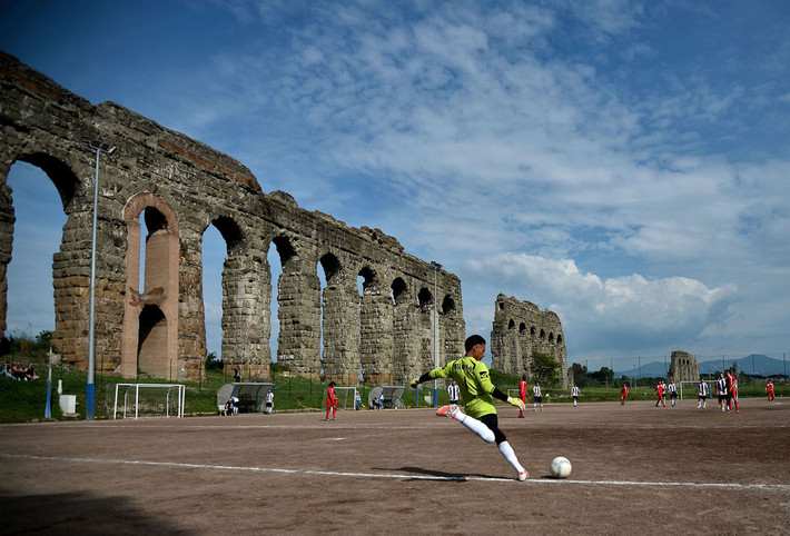 Một sân bóng đá ngay bên cạnh những công trình cổ kính ở Rome, Italia. Nguồn ảnh: TA.