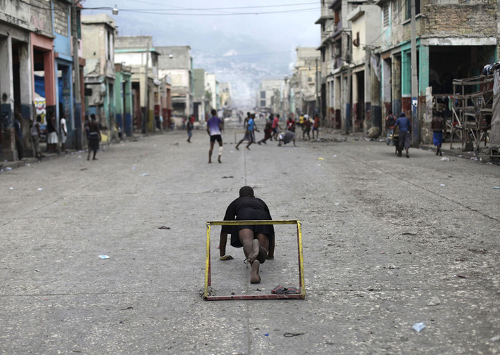 Haiti, quốc gia nghèo bậc nhất thế giới với những trận bóng giữa đường phố. Nguồn ảnh: TA.