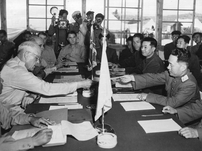 Chiến tranh Triều Tiên dù cực kỳ ác liệt nhưng nó lại diễn ra quá ngắn ngủi và bị "kẹt" giữa hai cuộc chiến tranh nổi tiếng nhất thế kỷ 20 đó là Chiến tranh Thế giới thứ 2 và Chiến tranh Việt Nam. Vậy nên, nhiều nhà sử học gọi Chiến tranh Triều Tiên là "cuộc chiến bị quên lãng".Nguồn ảnh: Theatlantic.
