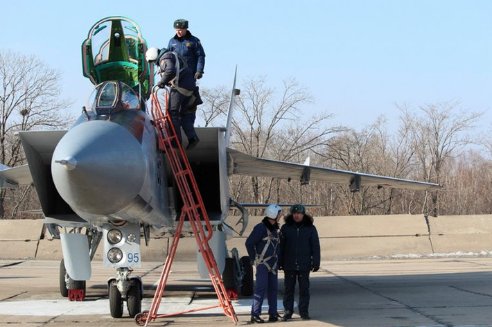 Khác với MiG-25 chỉ có một ghế ngồi, siêu chiến đấu cơ MiG-31 cần tới hai phi công điều khiển trong đó có một phi công ngồi ở ghế sau chịu trách nhiệm điều khiển hệ thống radar Zaslon. Nguồn ảnh: BI.
