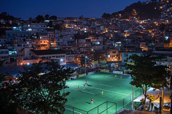 Một sân bóng nằm giữa khu ổ chuột của Rio de Janeiro, Brazil - quốc gia đã từng có cuộc biểu tình lịch sử khi người dân đòi có công ăn việc làm và có... bóng đá. Nguồn ảnh: TA.