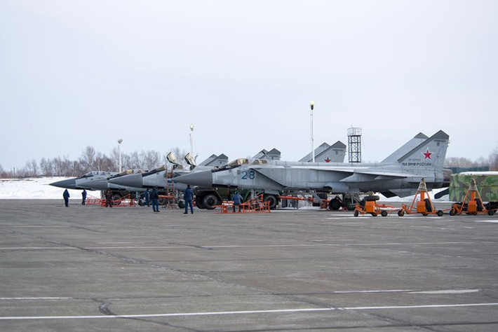 Được NATO đặt tên mã là "Foxhound", tiêm kích đánh chặn siêu âm MiG-31 được ra đời dựa trên thiết kế cực kỳ tuyệt hảo của MiG-25 trước đó và được bay chuyến bay đầu tiên vào năm 1975 trong giai đoạn chiến tranh Lạnh đang ở thời kỷ đỉnh điểm. Nguồn ảnh: BI.