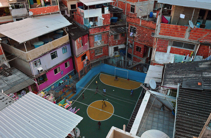 Sân bóng đá mini cỡ nhỏ nằm lọt thỏm giữa nhưng khu nhà ổ chuột ở Rio de Janeiro, Brazil. Nguồn ảnh: TA.