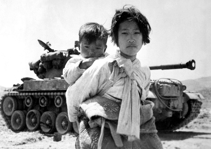 Trong những mốc son đáng nhớ của cuộc chiến tranh Triều Tiên, ít ai nhớ tới cái mốc tháng 5/1945 - tức là ngay sau khi Chiến tranh Thế giới thứ 2 kết thúc ở châu Âu, Triều Tiên chính thức bị chia đôi bởi vĩ tuyến 38.Nguồn ảnh: Theatlantic.