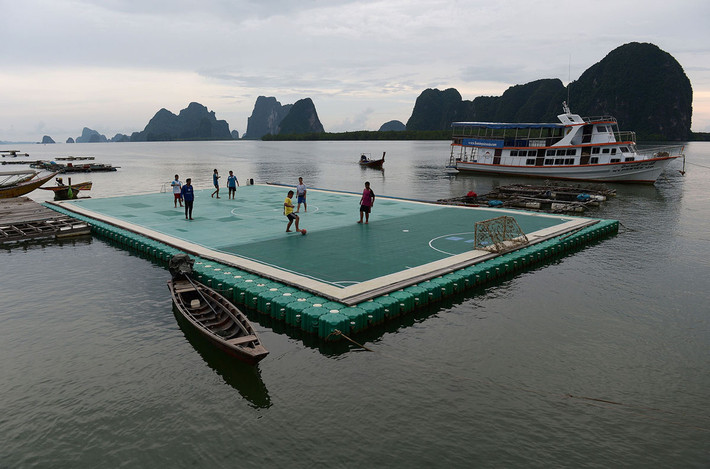 Sân bóng đá nổi ở Koh Panyee, Thái Lan. Nguồn ảnh: TA.