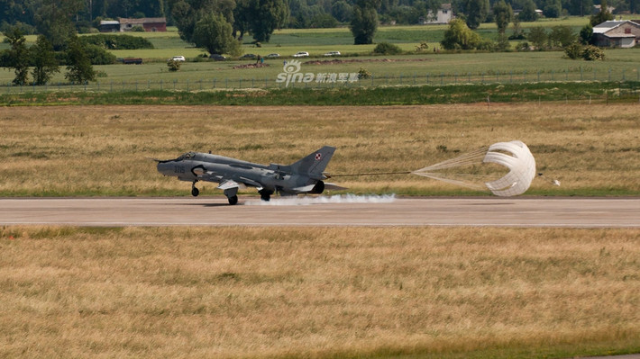 Su-22 hạ cánh với dù hãm tốc. Nguồn ảnh: Moment.