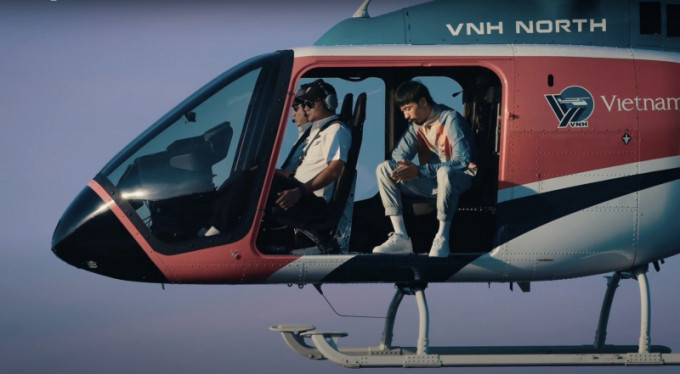 Tưởng chừng "Trời hôm nay nhiều mây cực" chỉ thu hút khán giả yêu rap, thế nhưng qua hình ảnh và câu chữ trong bài hát lại khiến các sĩ tử chuẩn bị tham gia kỳ thi THPT Quốc gia sắp tới bàn tán sôi sục, đồn đoán đề thi rất nhiệt tình.