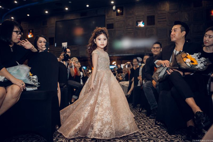 Đến nay, Khánh Vân có hai năm kinh nghiệm trên sàn catwalk và tham gia các cuộc thi như Siêu mẫu nhí 2018, Người mẫu nhí Việt Nam 2019,...