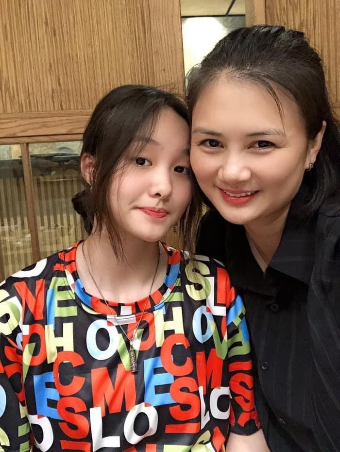 Chỉ mới 12 tuổi nhưng Huệ Anh đã gây ấn tượng với ngoại hình xinh đẹp cùng thành tích học tập ấn tượng.