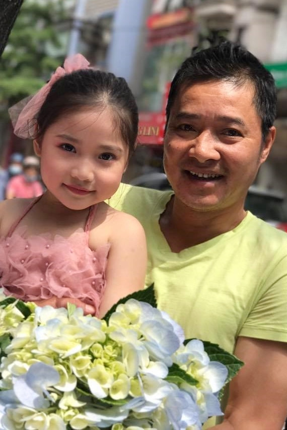 Cô bé bộc lộ năng khiếu nghệ thuật từ sớm, luôn tỏ ra hào hứng với các hoạt động diễn kịch, biểu diễn thời trang.
