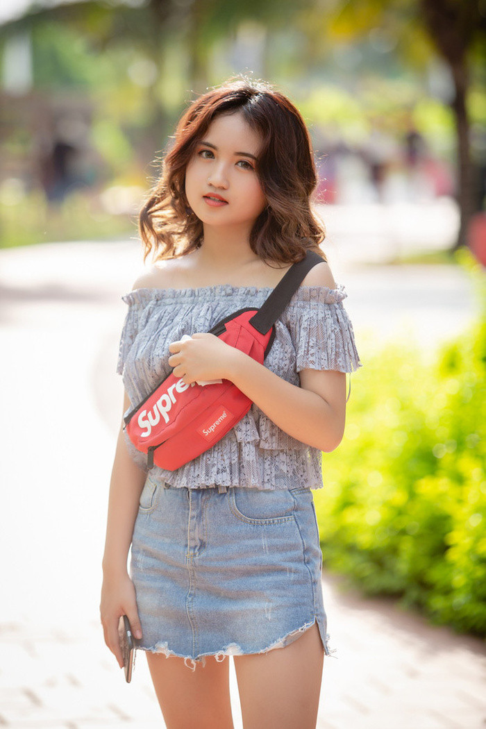 Sở hữu chiếc mũi cao thanh tú cùng đôi mắt to tròn, nhiều người đã nhận xét cô bé thừa hưởng nét đẹp từ mẹ.