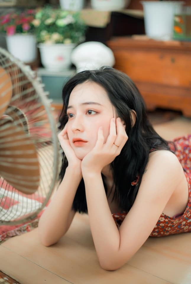 Đinh Ngọc Phi Linh (SN 2000), là cái tên không còn xa lạ gì với giới trẻ hiện nay. Hot girl sinh năm 2000 quê xứ Nghệ này sở hữu gương mặt được dân mạng hết lời khen ngợi vì vẻ ngoài xinh xắn thu hút từ mọi góc nhìn.