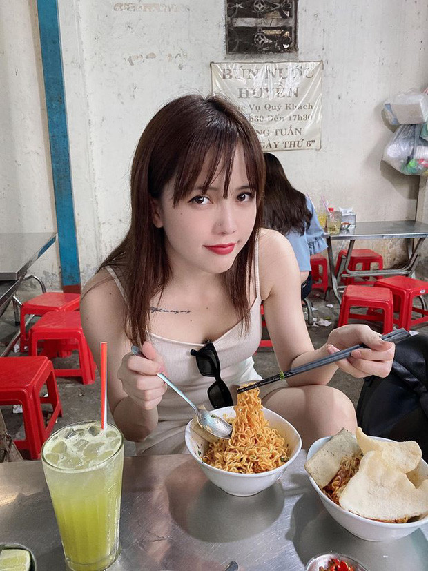 Trước đây, Sơn Tùng M-TP và Thiều Bảo Trâm chính là cặp đôi đặc biệt của Vbiz, cả hai bị dân mạng đồn đại có mối quan hệ yêu đương nhưng bản thân người trong cuộc chưa lên tiếng.