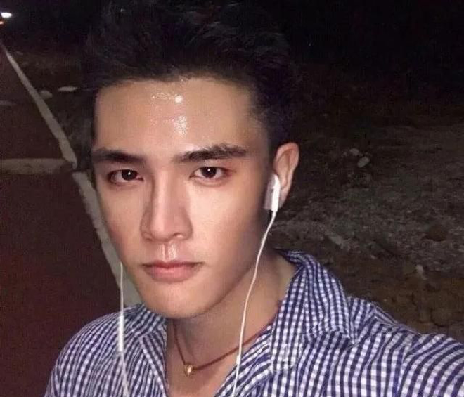Thế nhưng, "cái kim trong bọc lâu ngày cũng lòi ra" khi cộng đồng mạng tinh ý tìm ra nhiều điểm bất thường trên khuôn mặt của hot boy này.