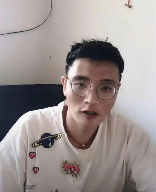 Mới đây, Học Trưởng đã livestream và tự bóc mẽ nhan sắc thật của chính mình khi quên không bật ứng dụng làm đẹp tự động.
