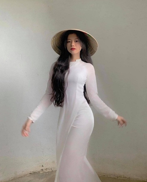 Nguyễn Thị Trà Giang (Buôn Ma Thuật), hay có nick name Shushi Jang là nữ sinh hot trên MXH, được CĐM chú ý sau khi đăng tải những tấm ảnh diện áo dài đầy tỏa sáng và xinh xắn. Ảnh: Hội những người thích ngắm trai châu Á.