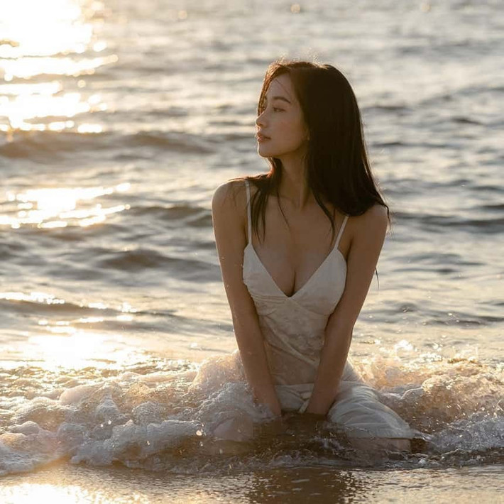Sở hữu vẻ đẹp mê hoặc lòng người, hot girl Jun Vũ được dân tình gọi với những cái tên rất mĩ miều như “nàng thơ thế hệ mới”, "nữ thần showbiz Việt",...