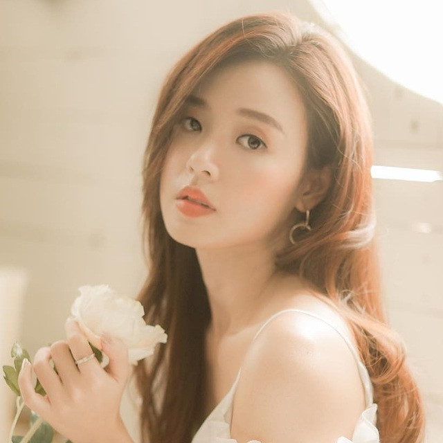 Trong mắt công chúng, Midu là điển hình của người phụ nữ hiện đại: xinh đẹp - giàu có - tài giỏi. Dù đã có tuổi thế nhưng hot girl đời đầu này vẫn sở hữu nhan sắc rất trẻ trung và xinh đẹp.