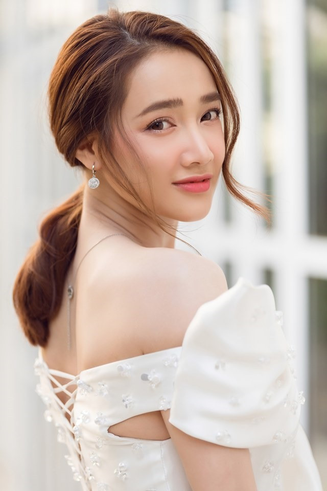 Đặc biệt sau khi lấy chồng và sinh con Nhã Phương dần thay đổi phong cách ăn mặc sang những bộ đầm hở vai, khoe vòng 1 hay đôi chân dài thon gọn khiến người xem phải trầm trồ.