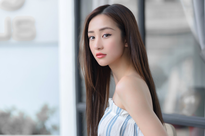 Mỹ nhân showbiz đáng được nhắc đến trong danh sách này là Jun Vũ, hot girl có nét đẹp trong sáng, mong manh như “nữ sinh thơ ngây”. Sau khi chuyển mình sang phong cách gợi cảm, công chúng nhiều lần được phen "mát mắt" khi chiêm ngưỡng những hình ảnh cực quyến rũ của Jun Vũ.