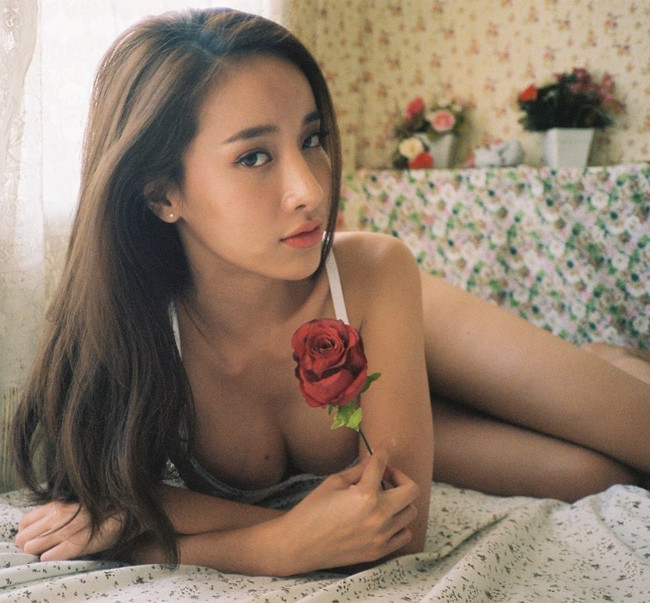 Cô nàng còn được nhận xét là hot girl hoàn hảo, sở hữu không chỉ khuôn mặt xinh đẹp mà còn có thân hình rực lửa.