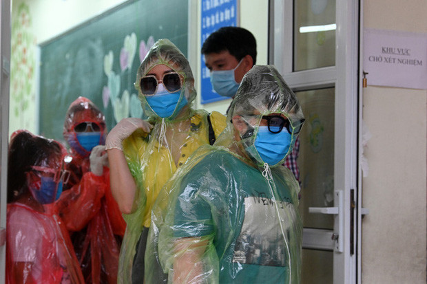 May mắn, mẫu xét nghiệm của cả gia đình đều cho kết quả âm tính với virus SARS-CoV-2. Ảnh: Nam Khánh