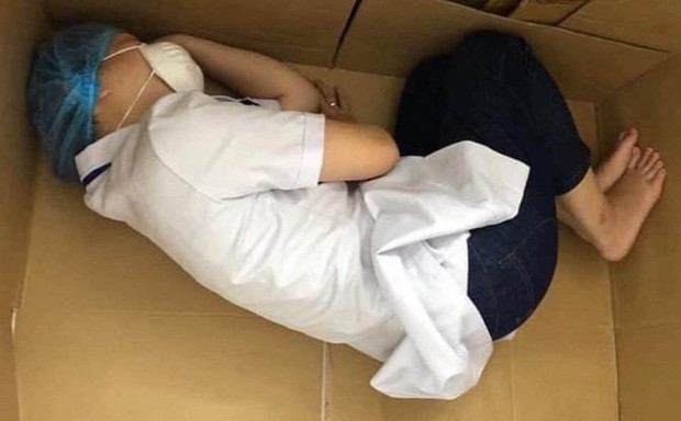 Đáng chú ý nhất là hình ảnh nữ nhân viên y tế Đà Nẵng nằm ngủ tạm bợ trên tấm bìa các tông sau ngày dài chăm sóc bệnh nhân. Dù đang cố chợp mắt lấy lại sức nhưng nữ điều dưỡng này vẫn không quên đeo đồ bảo hộ như trùm mũ, khẩu trang.
