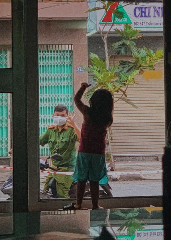 Có lẽ, vì người bố này phải làm nhiệm vụ được giao, phải là những người xung phong trên tuyến đầu chống dịch COVID-19 nên chỉ có thể ghé qua mà gửi đôi lời như vậy được thôi.