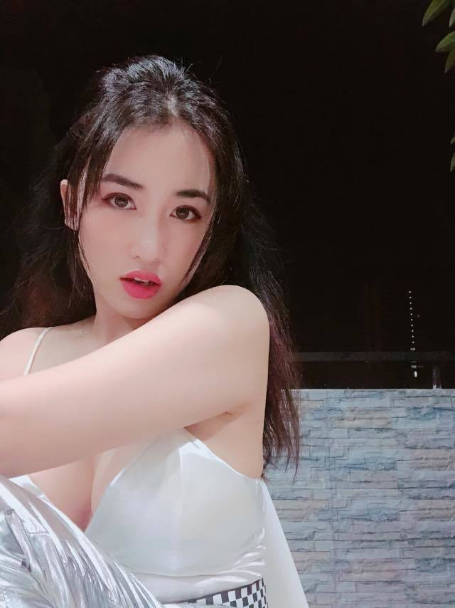 So với ảnh sống ảo của cô nàng trên MXH thì đúng là khó lòng nhận ra đây là DJ Trang Moon.