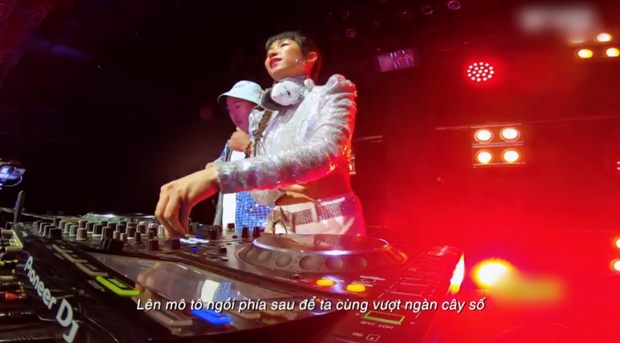 Máy quay tại bàn DJ hướng lên vì thế khi lên hình khuôn mặt của Trang Moon bỗng tròn trịa hơn hẳn.