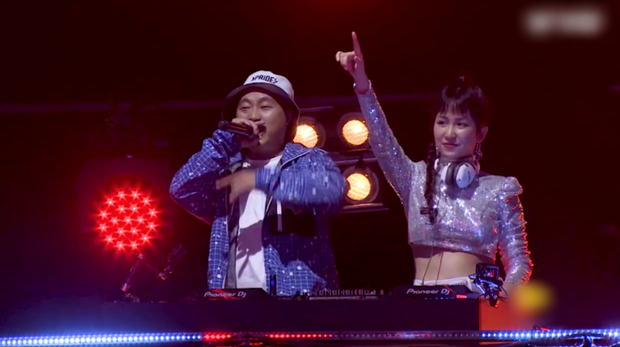 Chưa kể, vòng 2 của nữ DJ trông cũng kém thon gọn khi nhìn ở góc độ này