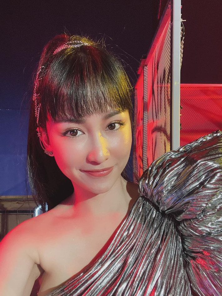 Nữ DJ xinh đẹp Trang Moon là một nhân tố thu hút với những màn khuấy động không khí trong cuộc thi âm nhạc King Of Rap.