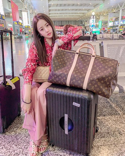 Ngay từ bé, Hạ Quân Đình đã sớm được học hỏi nhiều điều hay, được định hướng đường đi nước bước. Khi trưởng thành, Hạ Quân đình rất có hứng thú với sự nghiệp đầu tư, kinh doanh.