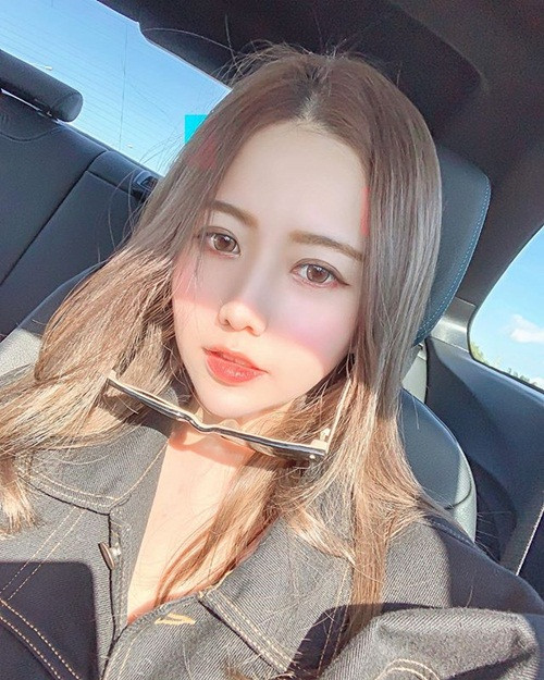 Ngay sau khi những bức ảnh được đăng tải, đã lập tức nhận được sự chú ý lớn. Đa số mọi người đều ca ngợi nhan sắc và sự quyến rũ của cô gái trẻ, đồng thời hóng "cao nhân" tìm ra danh tính thực sự của cô nàng.
