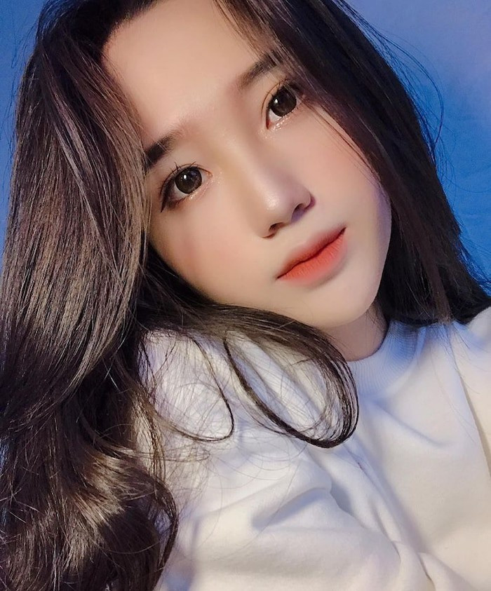 Hot girl Đà Nẵng sở hữu sống mũi siêu thẳng, làn da trắng và đôi môi trái tim đặc biệt. Dù trang điểm đậm hay nhạt, thì các đường nét trên gương mặt cô đều hoàn hảo. Mời quý độc giả đón xem thêm video Hái ra tiền nhờ danh xưng hot girl - Nguồn: KÊNH VTC1