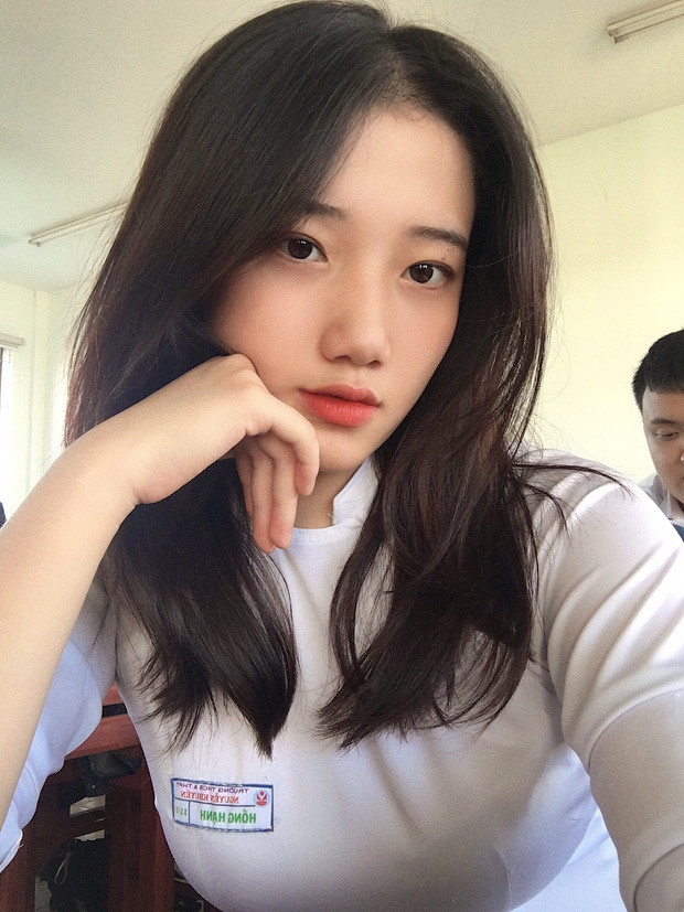 Hot girl Đà Nẵng nổi bật với vẻ đẹp trong sáng và thánh thiện, có khả nắng truyền cả năng lượng tích cực đến những người xung quanh.