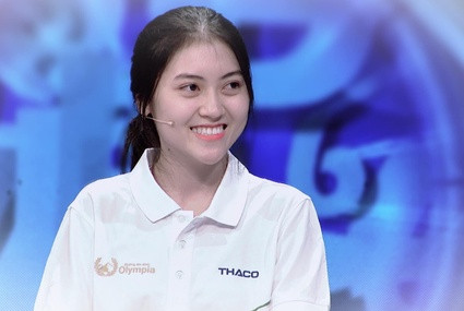 Trong màn giới thiệu, Hồng Lam chia sẻ đoạt danh hiệu Hoa khôi cuộc thi "Nữ sinh Duyên dáng - Tài năng" Phú Yên năm 2019 là một dấu mốc trong cuộc đời của cô.