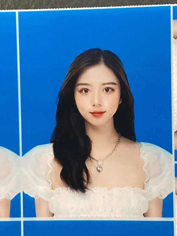 Nữ sinh này gây thương nhớ với mái tóc uốn gợn nhẹ, trang điểm vừa phải với đôi môi quyến rũ và sống mũi cao.