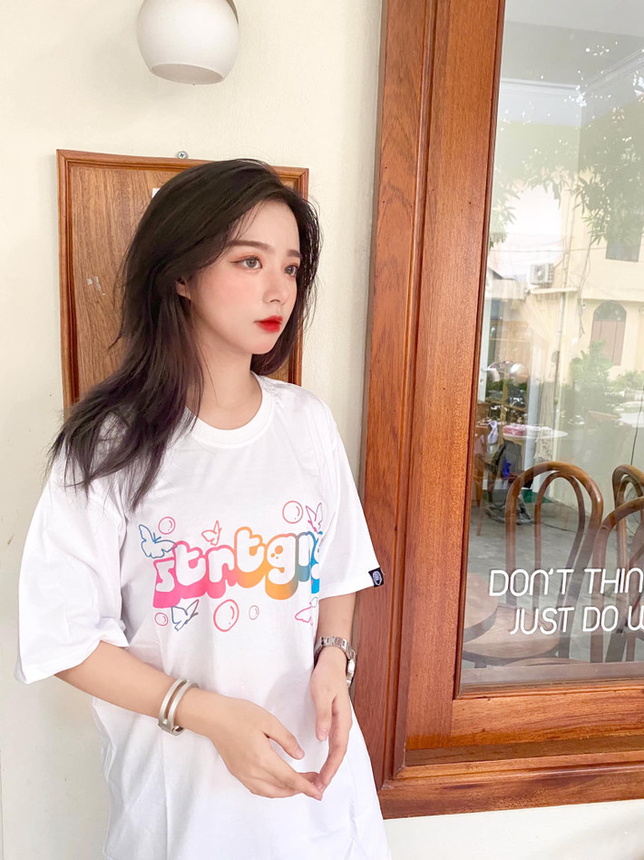 Không chỉ xinh đẹp, Phan Hằng còn nổi bật với thành tích học tập cực tốt. Cô nàng từng là nữ sinh trường THPT Chuyên Võ Nguyên Giáp, Quảng Bình và dành nhiều giải thưởng cấp tỉnh, thành phố…
