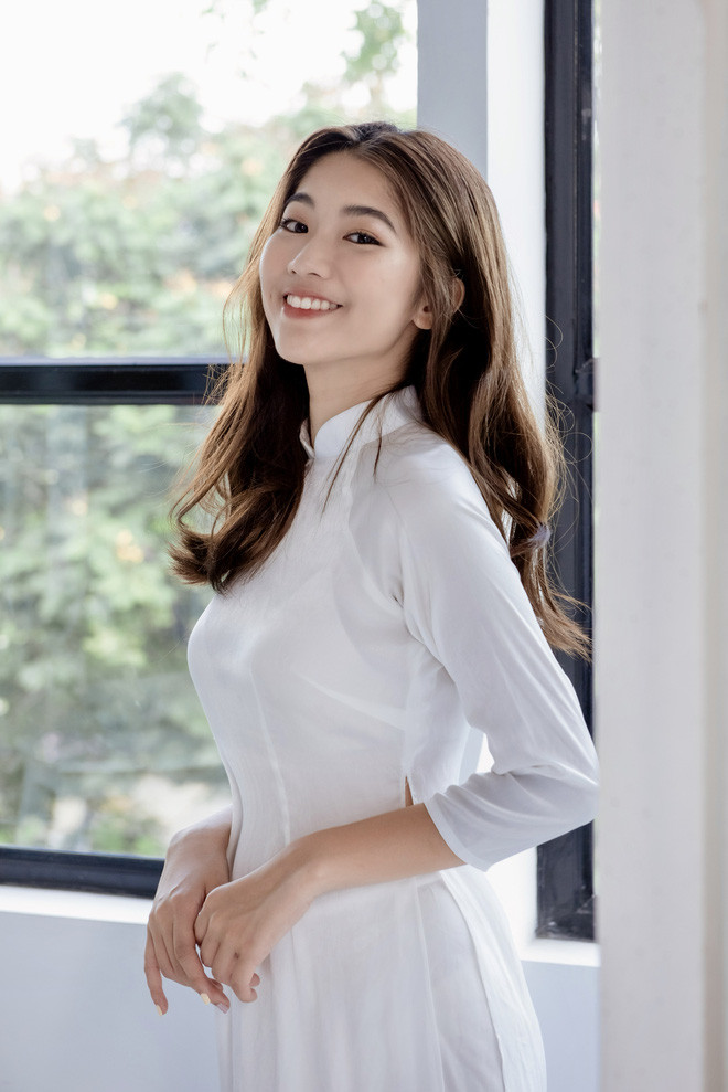 Hà Thi, sinh năm 2001 gây bất ngờ không chỉ bởi ngoại hình xinh đẹp mà còn có profile cực kì xịn sò.