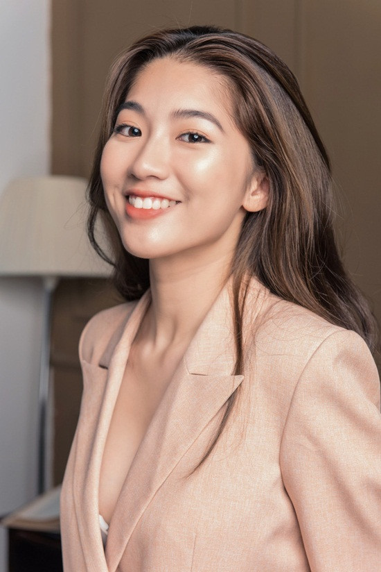 Cô nàng sở hữu vẻ đẹp xinh xắn, đáng yêu và đầy sự trưởng thành.