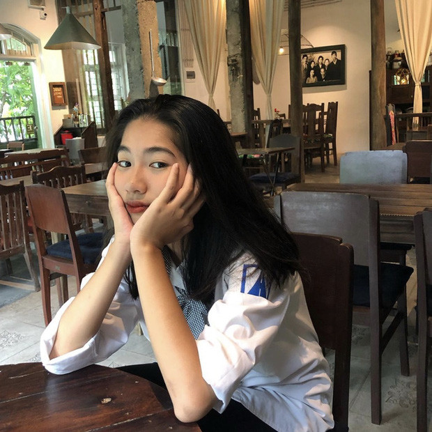 Kể cả khoảnh khắc mặc đồng phục học sinh giản dị, Hà Thi cũng đủ gây thương nhớ người đối diện.
