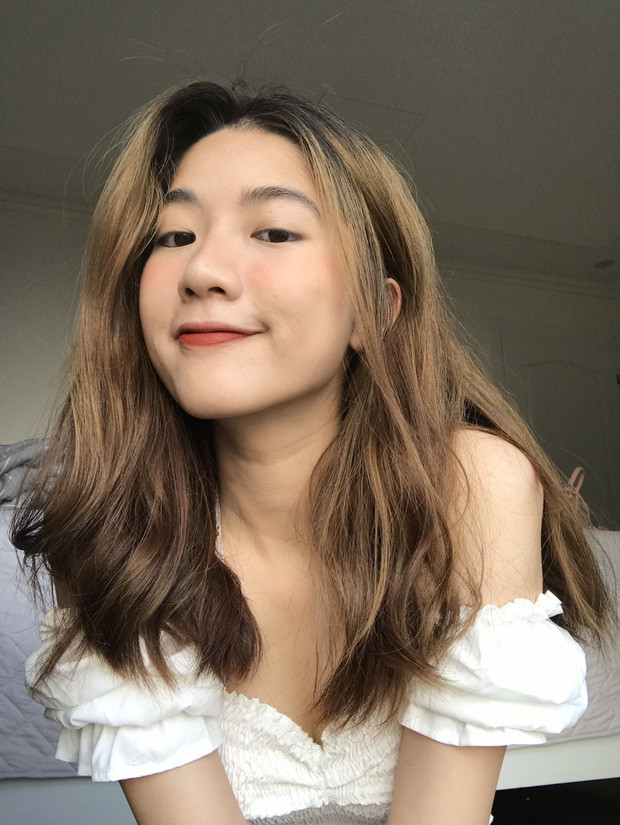 Ngoài ra, cô nàng khiến không ít người nể phục khi đạt được giải Ba trong kì thi HSG Quốc gia môn Sử, IELTS 7.0 và điểm SAT 600/800 ngay trong lần thi đầu tiên.