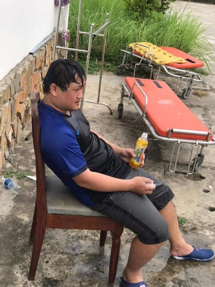 Vì phải mặc đồ bảo hộ cả ngày trong thời tiết nắng nóng nên nhiều y, bác sĩ rất mệt mỏi và gần như kiệt sức.