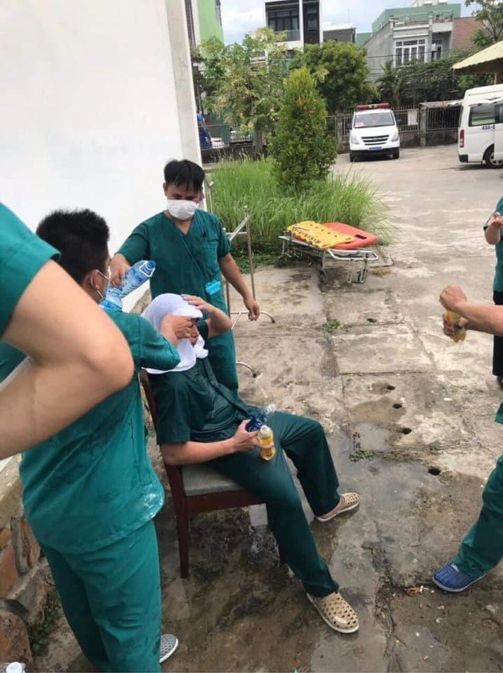 Mới đây, những hình ảnh được lan truyền rộng khắp trên MXH về các bác sĩ tại Trung tâm Cấp cứu 115 Đà Nẵng đã khiến nhiều người không khỏi nghẹn lòng.