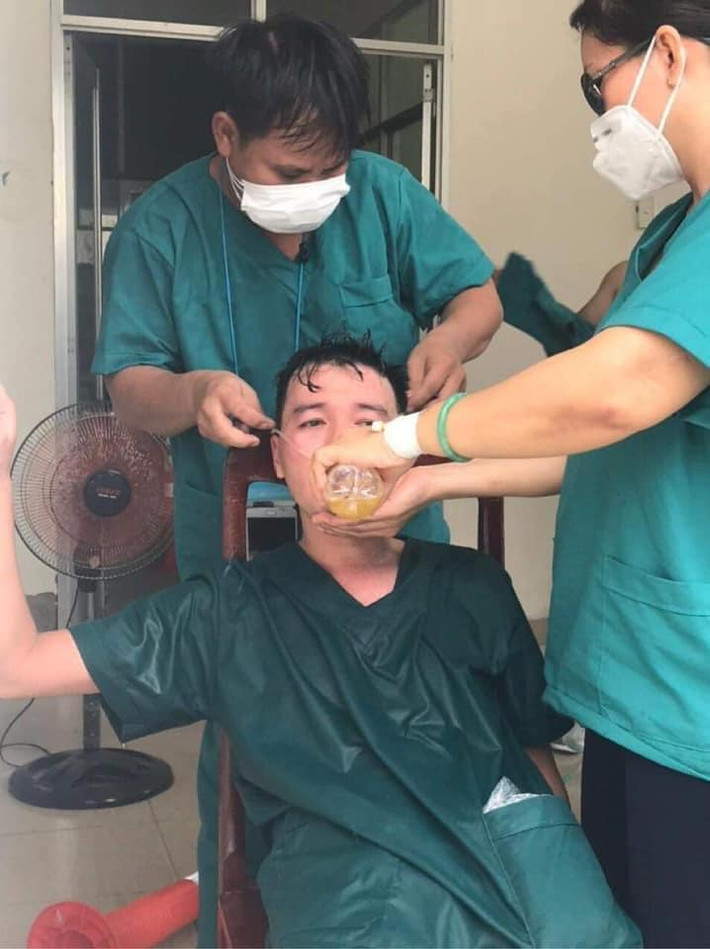 Những hình ảnh này ghi lại một số bác sĩ đã làm việc tới kiệt sức và phải nằm nghỉ, truyền nước. Thậm chí có những người được đồng nghiệp cho uống nước, đổ nước ướt đẫm người giải tỏa sau những giờ làm việc căng thẳng khiến ai cũng thấy nhói lòng.