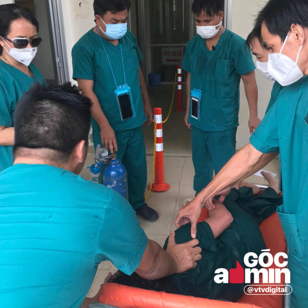 Hơn 10 ngày trôi qua, lực lượng chống dịch tuyến đầu đã dốc toàn lực để vận chuyển những bệnh nhân cấp cứu, cách ly, chuyển viện. Với khối lượng công việc không hề nhỏ, chúng ta dễ dàng nhìn thấy những hình ảnh này xuất hiện khắp trên MXH.