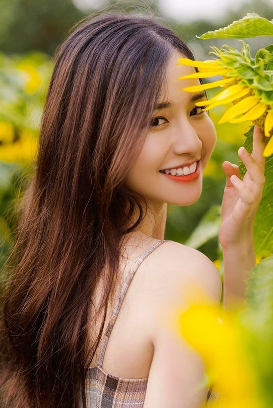 Với nhan sắc xinh đẹp, vóc dáng mảnh mai cân đối, nàng thơ trường FPT được các chàng trai không ngớt lời khen.