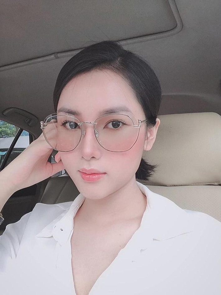 Nữ MC có phong cách thời trang khá trưởng thành và đơn giản.