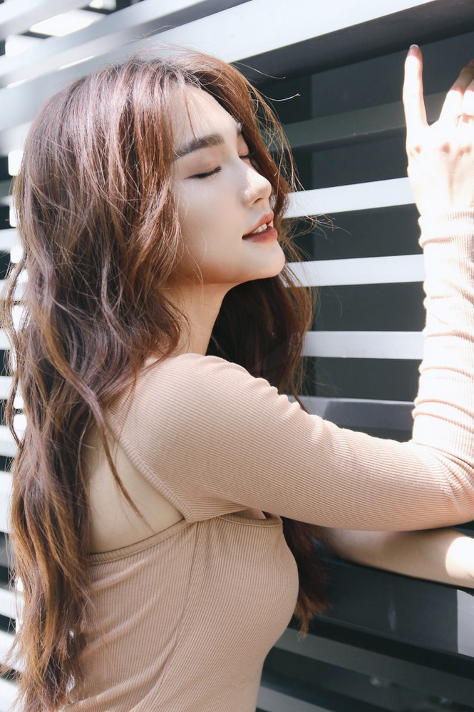 Ngọc Nữ được đánh giá là cô gái mang vẻ đẹp thuần Á Đông, nụ cười quyến rũ khiến nhiều người phát cuồng ngay khi xuất hiện với tư cách là lễ tân tại cuộc thi Người đẹp Kinh Bắc hồi năm 2017.